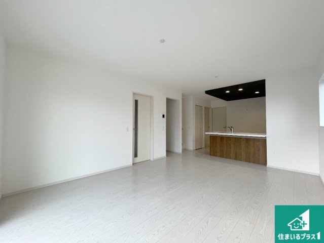 姫路市広畑区才　第2期　新築一戸建ての居間・リビング|シンプルなリビングは、観葉植物等のインテリアを楽しめますね！パパ好みにも、ママ好みにも家具次第で雰囲気を変えることができます！