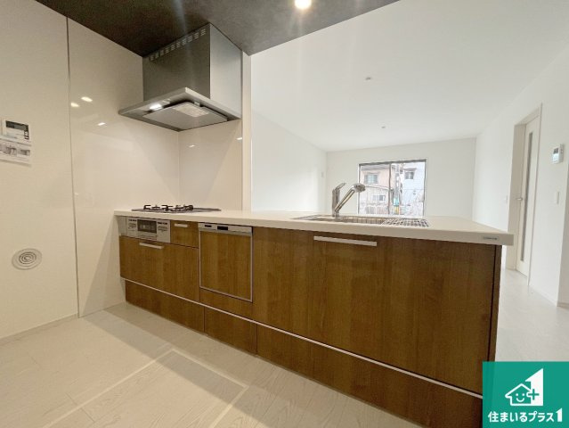 姫路市広畑区才　第2期　新築一戸建てのキッチン|リビングと統一感があり、使い勝手のいいキッチン。広々としているので、二人並んで作業が出来ちゃいます。お子様と一緒に色々なお料理に挑戦できるスペースがあります。