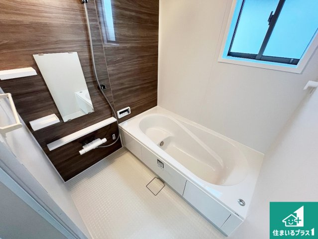 姫路市広畑区才　第2期　新築一戸建ての浴室|足をゆったり伸ばして寛げる浴槽です。窓が設けられていますので差し込む光が明るく穏やかな雰囲気にしてくれます♪浴室乾燥機も設置しているので、雨の日の洗濯物も安心です♪