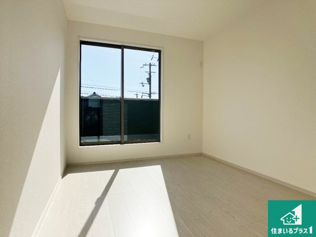 姫路市広畑区才　第2期　新築一戸建ての洋室|寝室は心地よい眠りについてもらいたくて、シンプルかつ開放的な空間な設計にしています！大きな窓から差し込む日が心地いいです♪