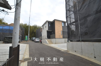 【前面道路含む現地写真】