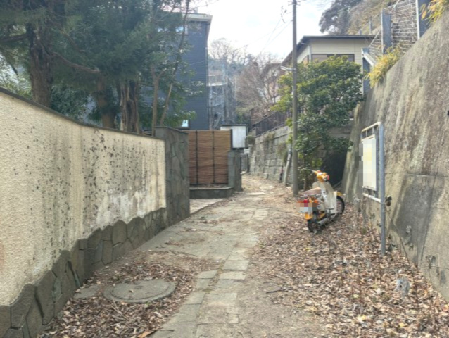 鎌倉駅徒歩圏内　陽当たり良好の前面道路含む現地写真|前面道路