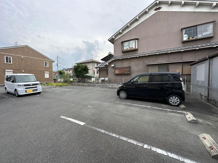 葛城市柿本のアパートの駐車場