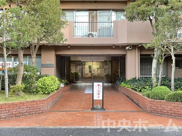 トーア平井マンションのエントランス|【エントランス】マンションのエントランスは、その物件の印象を決める、顔とも言える場所です。毎日通る場所ですからきれいなのが一番です。エントランス内はオートロックですので暮らしの安全も確保されています。