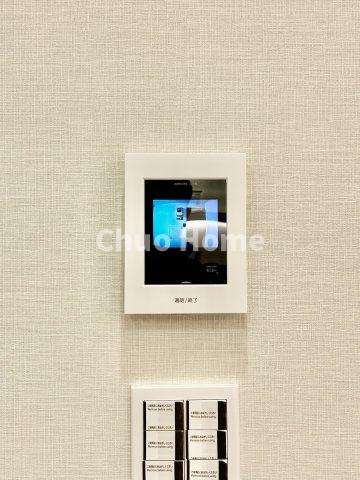 トーア平井マンションのセキュリティ|【モニターホン】誰が来たかすぐにわかるカラーモニター付きインターホン。通話ボタンを押すまでは室内の音は漏れていませんので相手を確かめてから応対できます。