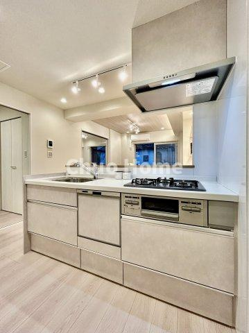 トーア平井マンションのキッチン|ワイドで収納豊富なシステムキッチン