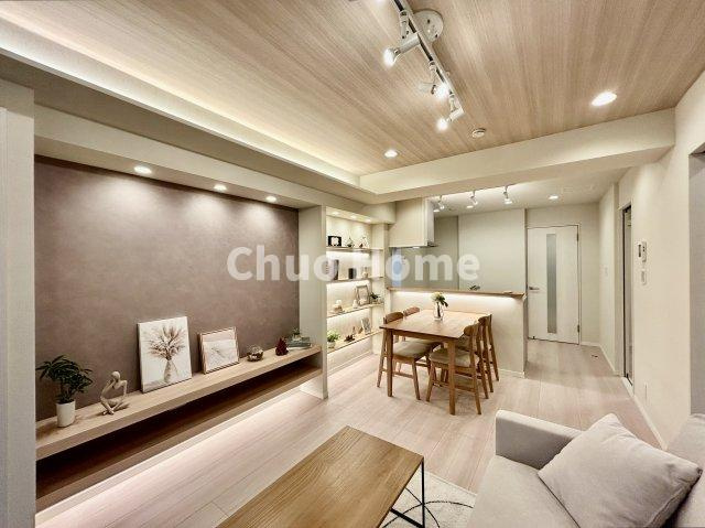 トーア平井マンションのキッチン|視界に広がりを生むオープンなキッチン。料理や片付けをしながら、家族との会話を楽しんだり、リビングで遊ぶ子どもを見守れます。ご見学時には家具の配置などもイメージしながらぜひご覧になって見て下さい。