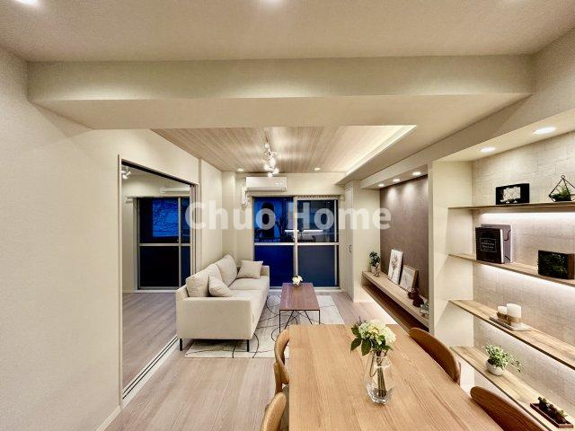 トーア平井マンションの居間・リビング|【リビングダイニング】一日の中で多くの時間を過すことになるリビングダイニングだからこそ、いつも穏やかな空間であることが必然。爽やかな通風と採光を存分に感じる事が出来る空間です。