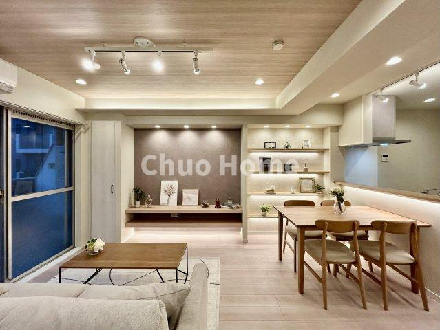 トーア平井マンションのダイニング|【ダイニング】忙しい朝でも、しっかり家族が揃って食事をして頂けるゆとりある大きさのダイニングスペース。奥様が作る手料理をカウンター越しに受けとって頂き、テーブルで囲む素敵な時間を存分に愉しんで下さい。