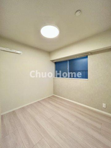 トーア平井マンションの寝室|【寝室】心と体をゆったりと安らげる主寝室。寝室のゆとりが大きい分だけ、暮らしの安らぎは深まります。一日の疲れを癒すだけでなく、ご夫婦の親密な語らいを紡ぎ出します