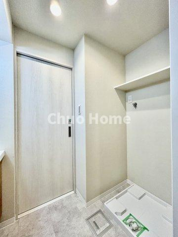 トーア平井マンションのランドリースペース|【ランドリースペース】担当者がスケールを持ち歩いておりますので、ご見学時には現在お使いの洗濯機などがきちんと収まるかなどもチェックして下さい。見学前に測っておくと非常に便利だと思います。