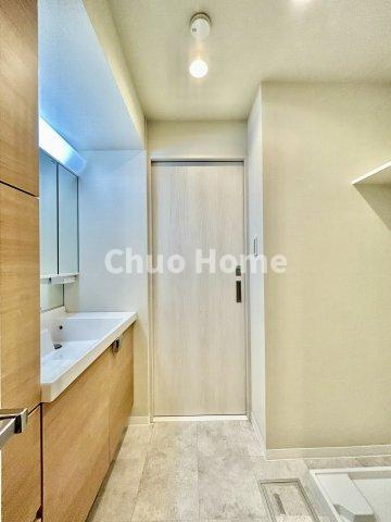 トーア平井マンションの脱衣所|【洗面所】明るい洗面所は朝をすっきりさせてくれる空間です。バタバタしている忙しい朝でも収納が多い洗面台では短い時間で効率良く支度ができます。