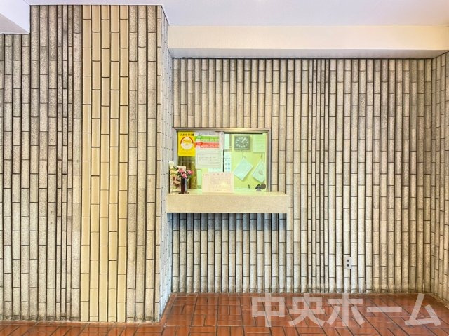 トーア平井マンションの現況写真|受付(管理人室)。管理会社：株式会社東急コミュニティーに全部委託・管理人は日勤管理です。