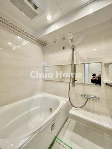 トーア平井マンションの浴室|【バスルーム】暖房換気乾燥機付きシステムバスルーム。暖房・冷風・換気・乾燥など、毎日を快適に過ごせるうれしい機能が揃っています。雨の日の洗濯物も安心です。