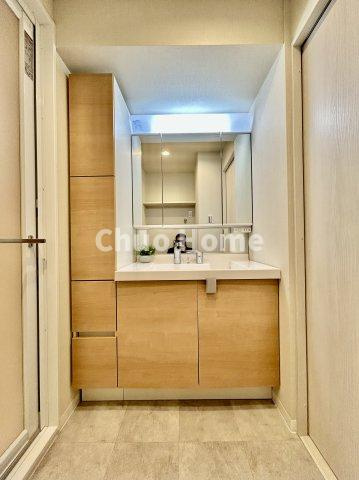 トーア平井マンションの独立洗面台|【洗面化粧台】洗面化粧台には三面鏡を採用。身だしなみを整えやすい事はもちろんですが、鏡の後ろに収納スペースを設ける事により、散らかりやすい洗面スペースをすっきりさせる事が出来るのも嬉しいですね