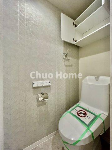 トーア平井マンションのトイレ|【トイレ】 収納スペースをしっかりと確保した温水洗浄便座機能付きトイレ。温水洗浄便座は清潔にお使いいただくための大切なアイテムです。