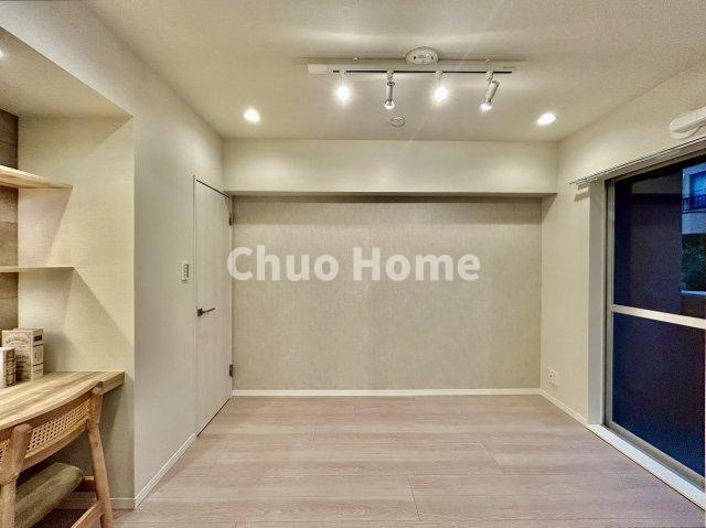 トーア平井マンションの洋室|【洋室】快適に過ごす条件は、一人ひとり違います。だからこそ飾り過ぎないシンプルな内装と偏り過ぎないデザインで統一しております。居住していく中でオーナー様だけの【マイホーム】に創り上げて下さい