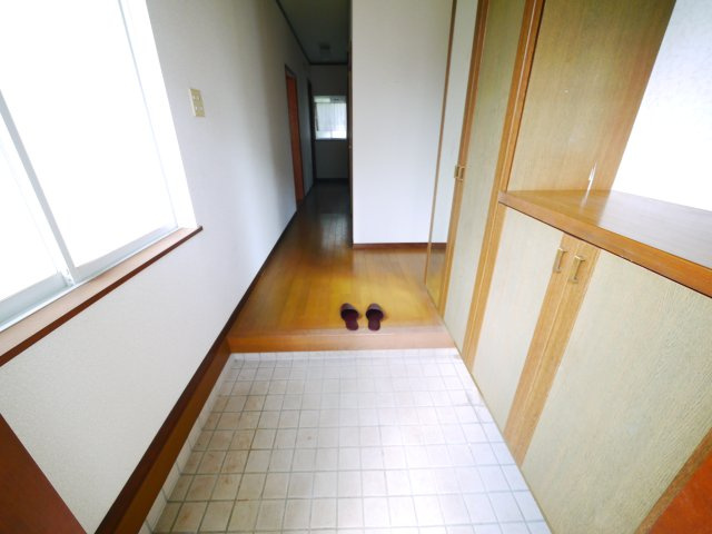 茂原市緑ヶ丘1　中古戸建の玄関|4LDK 緑ヶ丘分譲地内 公南道路 スーパーせんどう徒歩約5分 都市ガス上下水