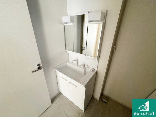 姫路市網干区垣内西町　第1期　新築一戸建ての独立洗面台|清潔感のある洗面台です。フラットな鏡は掃除がしやすく毎日清潔！鏡裏には収納があるのでスッキリとした洗面台が保てます。