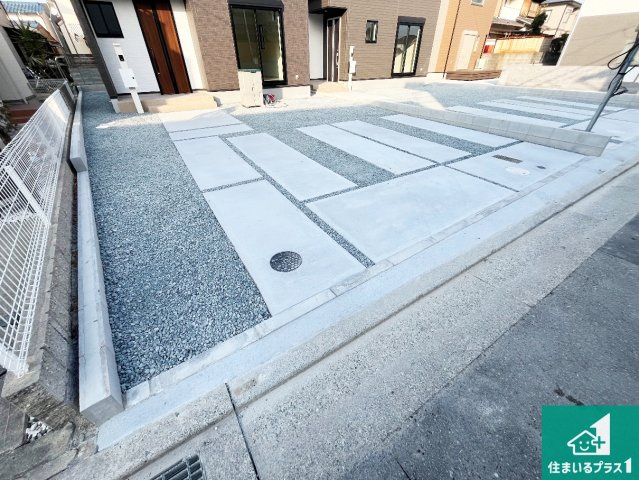 姫路市網干区垣内西町　第1期　新築一戸建ての駐車場|並列2台駐車可能！ゆとりの駐車スペースで車庫入れもスムーズ！