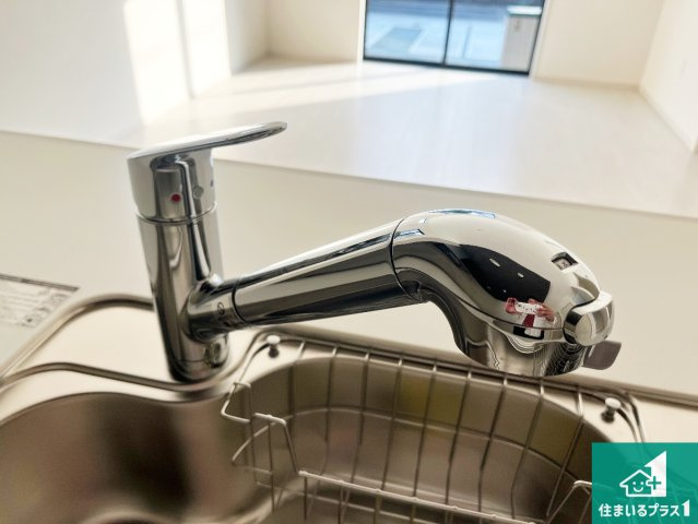 姫路市網干区垣内西町　第1期　新築一戸建ての設備|浄水器を内蔵！炊飯時、お茶を作る時に安心してお水を使えます！お湯と冷水、浄水と原水、シャワーの切替えもワンタッチです！