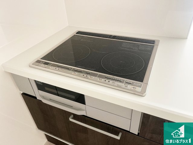 姫路市網干区垣内西町　第1期　新築一戸建てのキッチン|火を使わないので、安心なＩＨコンロ！でこぼこが無い構造なので、掃除もしやすく清潔に保てます！