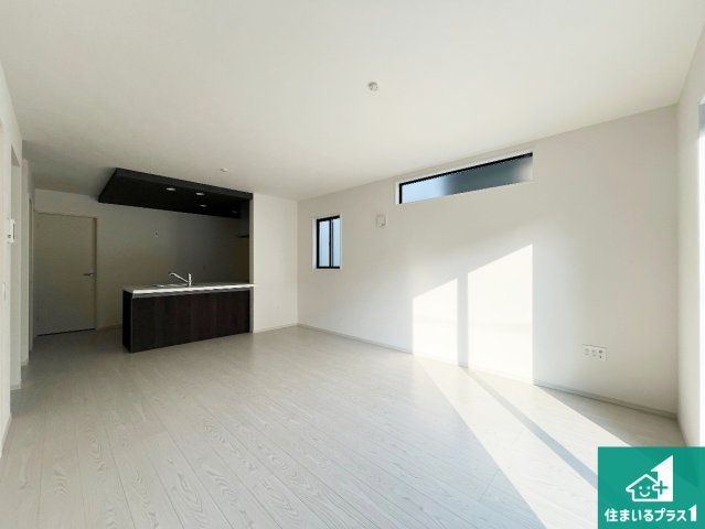 姫路市網干区垣内西町　第1期　新築一戸建ての居間・リビング|シンプルなリビングは、観葉植物等のインテリアを楽しめますね！パパ好みにも、ママ好みにも家具次第で雰囲気を変えることができます！