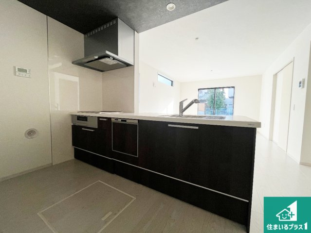 姫路市網干区垣内西町　第1期　新築一戸建てのキッチン|リビングと統一感があり、使い勝手のいいキッチン。広々としているので、二人並んで作業が出来ちゃいます。お子様と一緒に色々なお料理に挑戦できるスペースがあります。