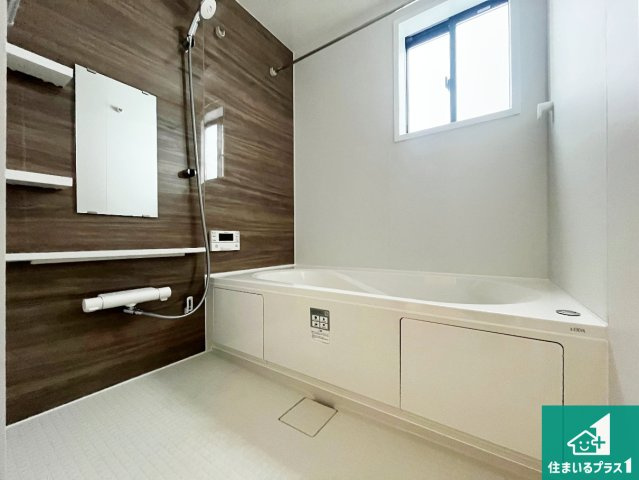 姫路市網干区垣内西町　第1期　新築一戸建ての浴室|足をゆったり伸ばして寛げる浴槽です。窓が設けられていますので差し込む光が明るく穏やかな雰囲気にしてくれます♪浴室乾燥機も設置しているので、雨の日の洗濯物も安心です♪