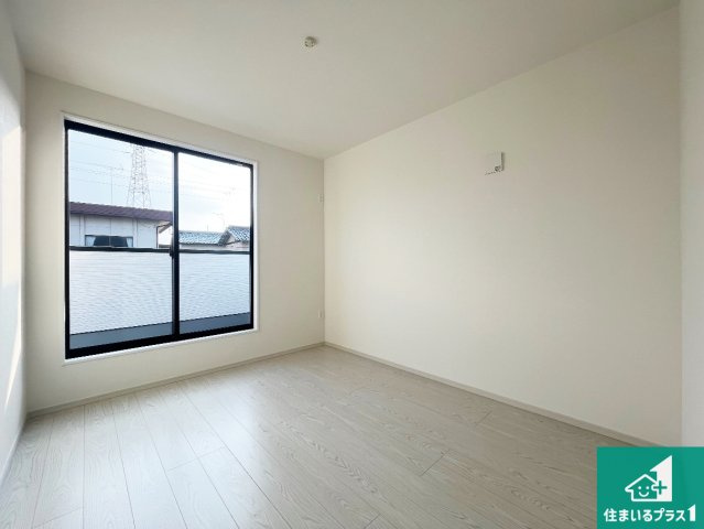 姫路市網干区垣内西町　第1期　新築一戸建ての洋室|寝室は心地よい眠りについてもらいたくて、シンプルかつ開放的な空間な設計にしています！大きな窓から差し込む日が心地いいです♪