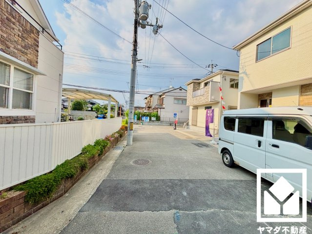 伏見区羽束師古川町　1期　1号棟の前面道路含む現地写真