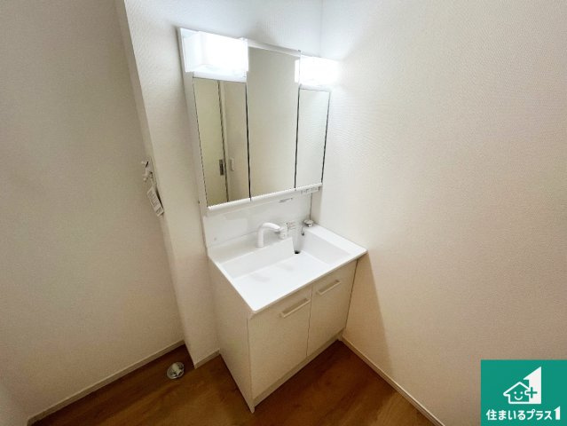 姫路市広畑区才　第2期　新築一戸建ての独立洗面台|清潔感のある洗面台です。フラットな鏡は掃除がしやすく毎日清潔！鏡裏には収納があるのでスッキリとした洗面台が保てます。