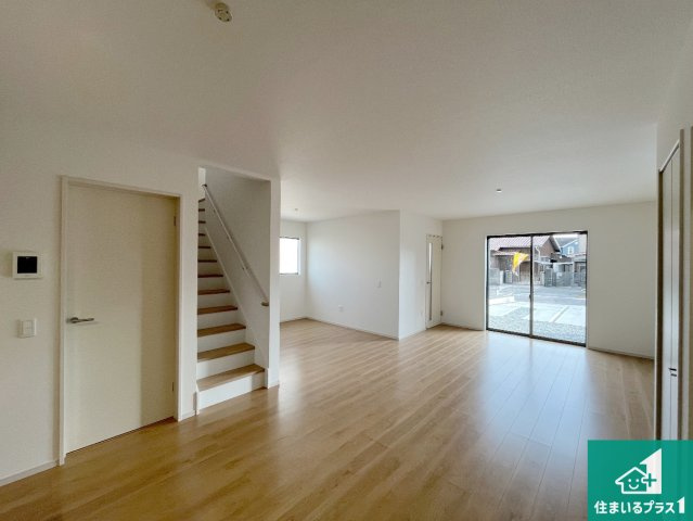 姫路市広畑区才　第2期　新築一戸建ての居間・リビング|日当たり良好の明るいリビングで朝の目覚めもスッキリできそう！対面キッチンでご家族のコミュニケーションも自然と増える設計！小さなお子様が遊ぶスペースを作っても広々とくつろげるLDK！