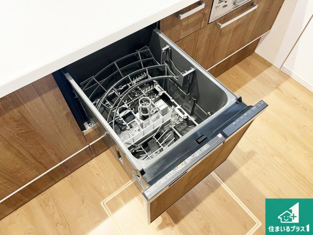 姫路市広畑区才　第2期　新築一戸建ての設備|食事後の一仕事、食器洗いをボタン一つでお任せできちゃいます！場所を取らないビルトイン式なので、お料理スペースもしっかり確保！