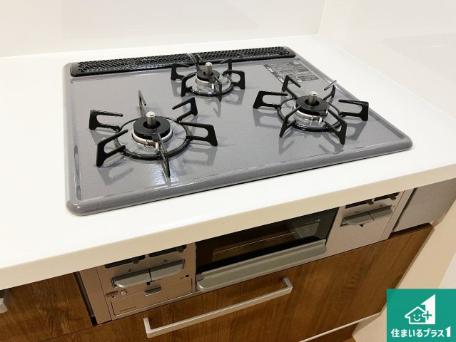 姫路市広畑区才　第2期　新築一戸建ての設備|ダブル高火力Ｓｉセンサー付きコンロ！３口あるので、まとめて料理をする時も大活躍！