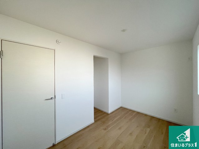 姫路市広畑区才　第2期　新築一戸建ての洋室|寝室は心地よい眠りについてもらいたくて、シンプルかつ開放的な空間な設計にしています！大きな窓から差し込む日が心地いいです♪