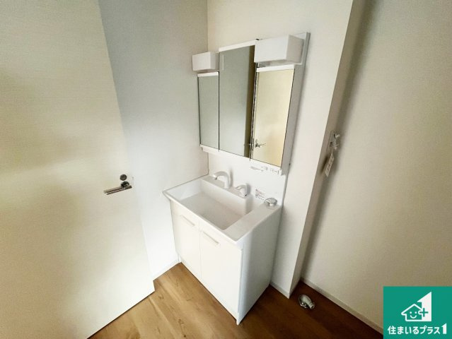 姫路市網干区垣内西町　第1期　新築一戸建ての独立洗面台|清潔感のある洗面台です。フラットな鏡は掃除がしやすく毎日清潔！鏡裏には収納があるのでスッキリとした洗面台が保てます。