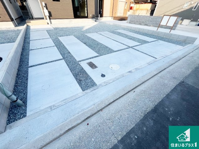 姫路市網干区垣内西町　第1期　新築一戸建ての駐車場|並列2台駐車可能！ゆとりの駐車スペースで車庫入れもスムーズ！