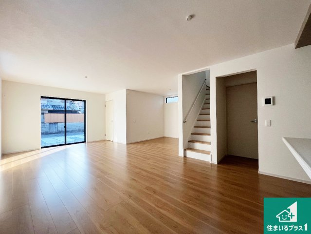 姫路市網干区垣内西町　第1期　新築一戸建ての居間・リビング|日当たり良好の明るいリビングで朝の目覚めもスッキリできそう！対面キッチンでご家族のコミュニケーションも自然と増える設計！小さなお子様が遊ぶスペースを作っても広々とくつろげるLDK！