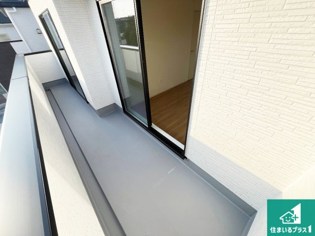 姫路市網干区垣内西町　第1期　新築一戸建てのバルコニー|南側に面したバルコニーですので明るい日差しを取り込み洗濯物をしっかり乾かしてくれます。