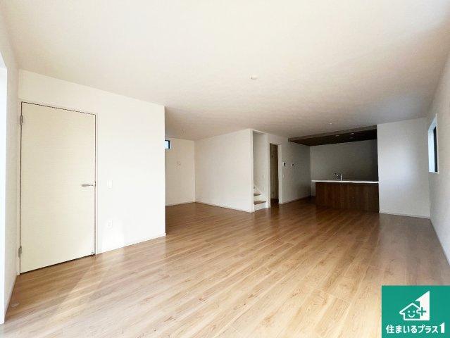 姫路市網干区垣内西町　第1期　新築一戸建ての居間・リビング|シンプルなリビングは、観葉植物等のインテリアを楽しめますね！パパ好みにも、ママ好みにも家具次第で雰囲気を変えることができます！