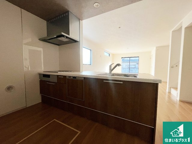 姫路市網干区垣内西町　第1期　新築一戸建てのキッチン|リビングと統一感があり、使い勝手のいいキッチン。広々としているので、二人並んで作業が出来ちゃいます。お子様と一緒に色々なお料理に挑戦できるスペースがあります。