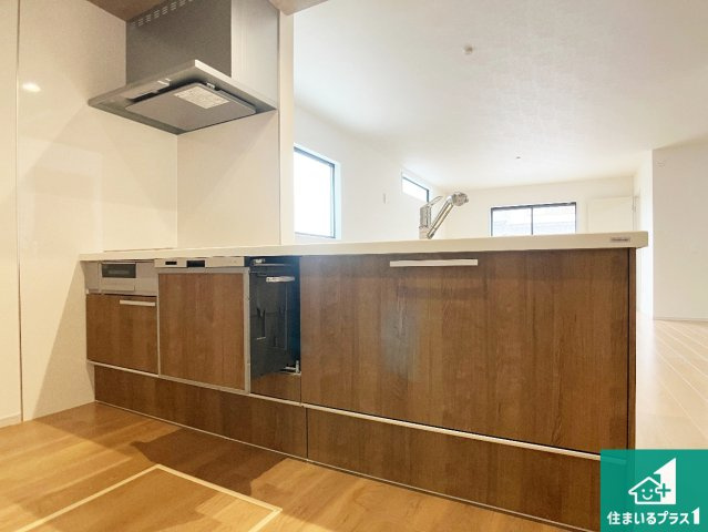 姫路市網干区垣内西町　第1期　新築一戸建てのキッチン|リビングと統一感があり、使い勝手のいいキッチン。広々としているので、二人並んで作業が出来ちゃいます。お子様と一緒に色々なお料理に挑戦できるスペースがあります。