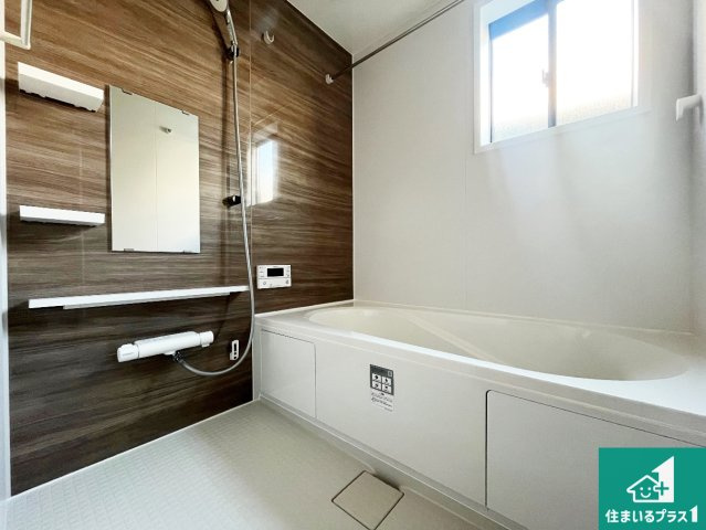 姫路市網干区垣内西町　第1期　新築一戸建ての浴室|足をゆったり伸ばして寛げる浴槽です。窓が設けられていますので差し込む光が明るく穏やかな雰囲気にしてくれます♪浴室乾燥機も設置しているので、雨の日の洗濯物も安心です♪