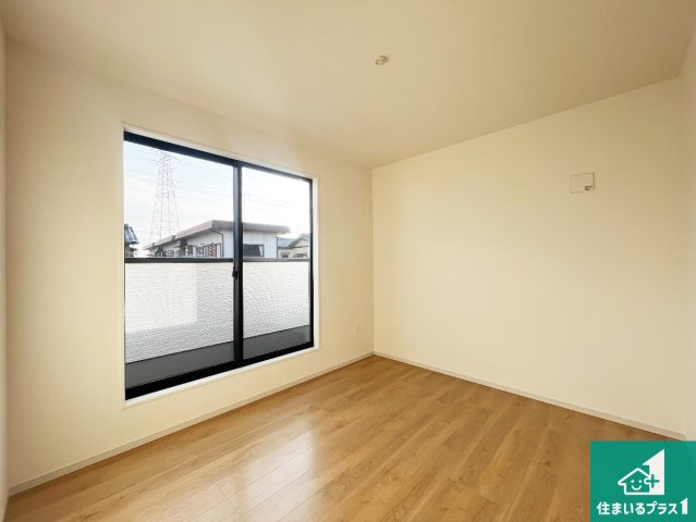 姫路市網干区垣内西町　第1期　新築一戸建ての洋室|寝室は心地よい眠りについてもらいたくて、シンプルかつ開放的な空間な設計にしています！大きな窓から差し込む日が心地いいです♪