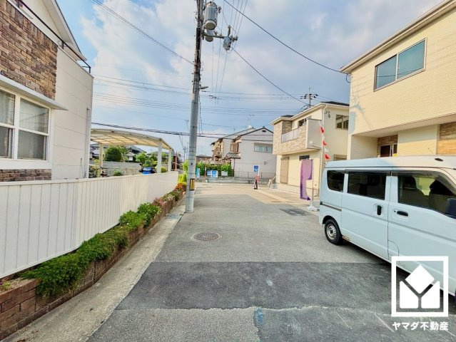 伏見区羽束師古川町　1期　2号棟の前面道路含む現地写真