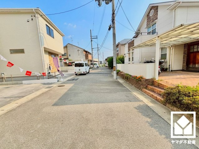伏見区羽束師古川町　1期　2号棟の前面道路含む現地写真