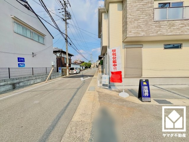 伏見区羽束師古川町　1期　2号棟の前面道路含む現地写真