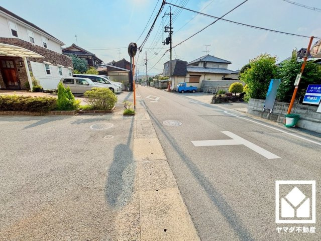伏見区羽束師古川町　1期　2号棟の前面道路含む現地写真