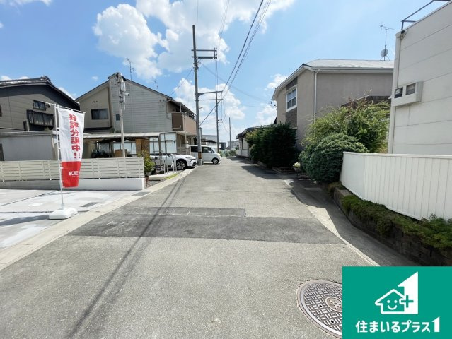京都市伏見区羽束師古川町　第1期　新築一戸建ての前面道路含む現地写真|周辺は閑静な住宅街！前面道路広々で車の出し入れも便利です。駐車が苦手な方でも安心して車庫入れできます！